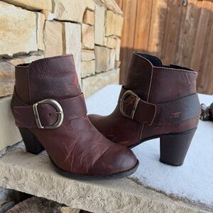 Born Cille Block Heel Ankle Booties in Distressed Brown Leather Sz-7.   M